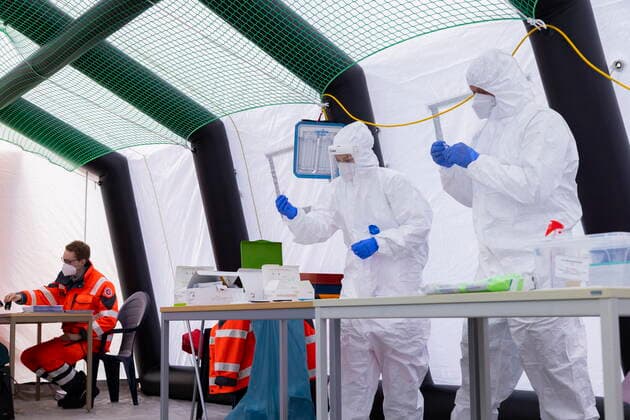 Schnelltests Das erste Testzentrum auf dem Messegelände, ist am Montag dem 8. März 2021 in Betrieb gegangen. Ab 12 Uhr gab es für die Dresdnerinnen und Dresdner die erste Möglichkeit, sich kostenfrei einmal wöchentlich mittels Antigenschnelltest auf das Coronavirus SARS-CoV-2 testen zu lassen. Das Testzentrum befindet sich auf dem Gelände der Messe Dresden. Die Schnellteststrecke ist täglich von 8 bis 18 Uhr geöffnet. Termine müssen nicht gebucht werden. Organisatorisch stemmt das die Dresdner Feuerwehr mit der Johanniter-Unfall-Hilfe e. V. Regionalverband Dresden. Mitarbeiter der Johanniter bereiten sich auf die Testabwicklung vor. Dresden Sachsen GERMANY