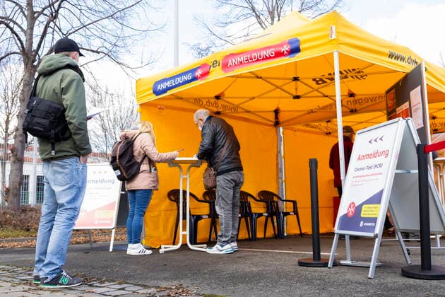 Schnelltests Das erste Testzentrum auf dem Messegelände, ist am Montag dem 8. März 2021 in Betrieb gegangen. Ab 12 Uhr gab es für die Dresdnerinnen und Dresdner die erste Möglichkeit, sich kostenfrei einmal wöchentlich mittels Antigenschnelltest auf das Coronavirus SARS-CoV-2 testen zu lassen. Das Testzentrum befindet sich auf dem Gelände der Messe Dresden. Die Schnellteststrecke ist täglich von 8 bis 18 Uhr geöffnet. Termine müssen nicht gebucht werden. Organisatorisch stemmt das die Dresdner Feuerwehr mit der Johanniter-Unfall-Hilfe e. V. Regionalverband Dresden. Geduldig warten die Dresdner auf ihren Test. Dresden Sachsen GERMANY