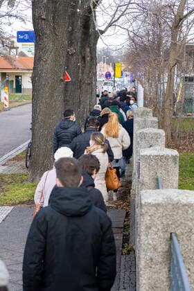 Schnelltests Das erste Testzentrum auf dem Messegelände, ist am Montag dem 8. März 2021 in Betrieb gegangen. Ab 12 Uhr gab es für die Dresdnerinnen und Dresdner die erste Möglichkeit, sich kostenfrei einmal wöchentlich mittels Antigenschnelltest auf das Coronavirus SARS-CoV-2 testen zu lassen. Das Testzentrum befindet sich auf dem Gelände der Messe Dresden. Die Schnellteststrecke ist täglich von 8 bis 18 Uhr geöffnet. Termine müssen nicht gebucht werden. Organisatorisch stemmt das die Dresdner Feuerwehr mit der Johanniter-Unfall-Hilfe e. V. Regionalverband Dresden. Geduldig warten die Dresdner auf ihren Test. Dresden Sachsen GERMANY