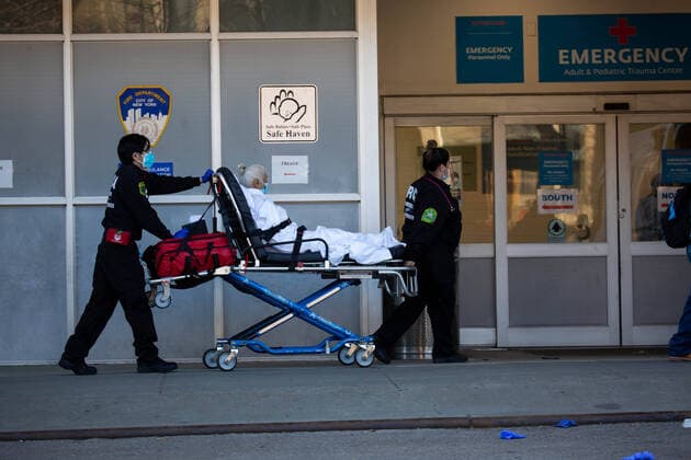 (210309) -- NEW YORK, March 9, 2021 -- Medical workers wheel a patient into the emergency room at Maimonides Medical Center in the Brooklyn borough of New York, United States, March 8, 2021. U.S. COVID-19 case count rose to 29,000,012, with a total of 525,046 deaths, as of 10:24 a.m. local time (1524 GMT) on Monday, according to the Center for Systems Science and Engineering (CSSE) at Johns Hopkins University. ) U.S.-NEW YORK-COVID-19 CASES-29 MLN MichaelxNagle
