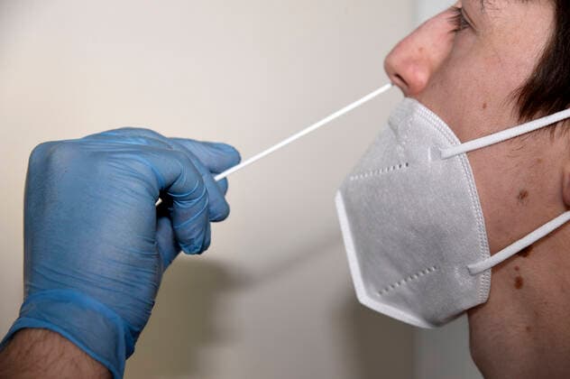 Vorstellung des Acon Biotech Flowflex SARS-CoV-2-Antigen Schnelltests, der über die Baumgartner & Rath GmbH Hightech Unternehmen vertrieben wird. (Symbolbild, Themenbild, Model-Release) München, 08.03.2021