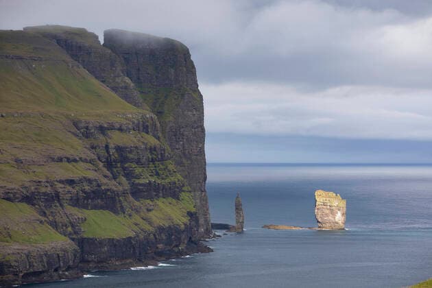 Der Riese und das Trollweib, Risin und Kellingin, zwei grosse Steinsaeulen vor der Nordkueste Eysturoys, Faeroeer The giant and the troll woman, Risin and Kellingin, two large sea stacks in front of the north coast of Eysturoys , Faroe Islands BLWS639458 *** The giant and the troll woman, Risin and Kellingin, two large sea stacks in front of the north coast of Eysturoys , Faroe Islands BLWS639458 Copyright: xblickwinkel F.xHeckerx