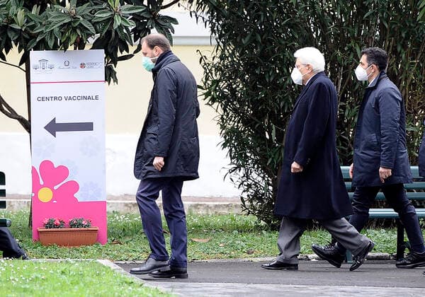 Foto IPP Fabio Cimaglia Roma 09 03 2021 nella foto Il Presidente della Repubblica Sergio Mattarella entra al centro vaccinale dello Spallanzani per essere sopposto alla vaccinazione contro il covid 19 coronavirus Roma 09 03 2021 - Il Presidente
