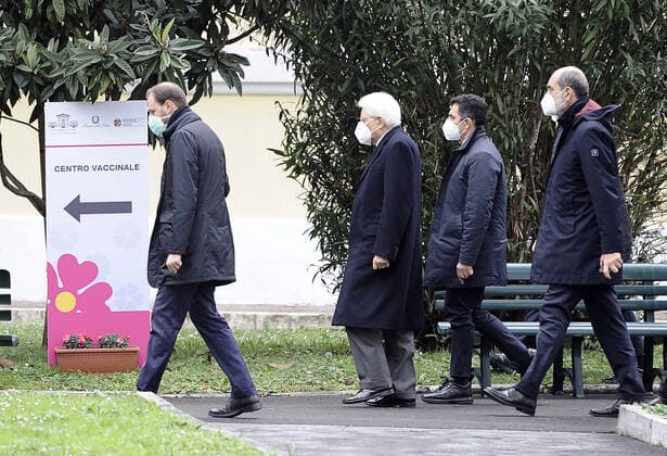 Foto IPP Fabio Cimaglia Roma 09 03 2021 nella foto Il Presidente della Repubblica Sergio Mattarella entra al centro vaccinale dello Spallanzani per essere sopposto alla vaccinazione contro il covid 19 coronavirus Roma 09 03 2021 - Il Presidente