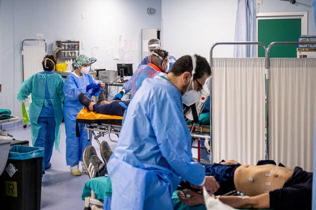 Coronavirus in Italien, Erhötes Patientenaufkommen im Niguarda Krankenhaus in Mailand Milan - Third wave of Covid-19 - Niguarda Hospital. Doctors, nurses, health personnel. COVID First Aid Editorial Usage Only  Copyright: xMarcoxPassarox xIPAx