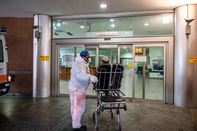 Coronavirus in Italien, Erhötes Patientenaufkommen im Niguarda Krankenhaus in Mailand Milan - Third wave of Covid-19 - Niguarda Hospital. Doctors, nurses, health personnel. COVID First Aid Editorial Usage Only  Copyright: xMarcoxPassarox xIPAx