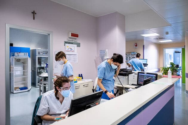 Coronavirus in Italien, Erhötes Patientenaufkommen im Niguarda Krankenhaus in Mailand Milan - Third wave of Covid-19 - Niguarda Hospital. Doctors, nurses, health personnel. Infectious Diseases Department Editorial Usage Only  Copyright: xMarcoxPassarox xIPAx