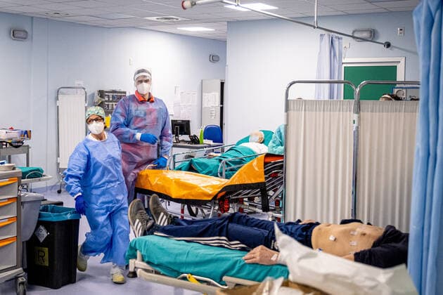 Coronavirus in Italien, Erhötes Patientenaufkommen im Niguarda Krankenhaus in Mailand Milan - Third wave of Covid-19 - Niguarda Hospital. Doctors, nurses, health personnel. COVID First Aid Editorial Usage Only  Copyright: xMarcoxPassarox xIPAx