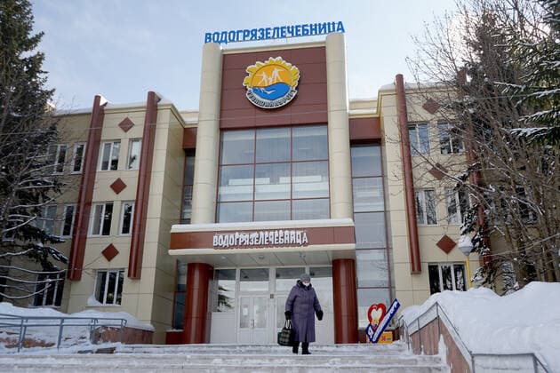 CHEBOKSARY, RUSSIA â€“ MARCH 9, 2021: An outside view of a hydrotherapy and mud baths building at the Chuvashiyakurort sanatorium. The sanatorium delivers rehabilitation and care to patients after COVID-19. Chuvashiakurort offers hydrotherapy and mud bath therapy in combination with traditional sanatorium services and state-of-the-art medical technology. The unique feature of the sanatorium is therapeutic sapropelic mud from Kogoyar Lake, which is situated near the Volga River. Semyon Antonov TASS  TS0F8F1D