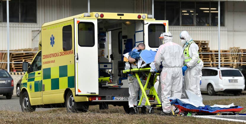 Coronavirus in Tschechien, Krankentransport in Ostrava Paramedics in protective clothing prepare a COVID-19 patient to transport by police helicopter from the Tomas Bata Regional Hospital in Zlin to Ostrava, Czech Republic, March 9, 2021. (CTKxPhoto DaliborxGluck) CTKPhotoP202103090576201  dg 002