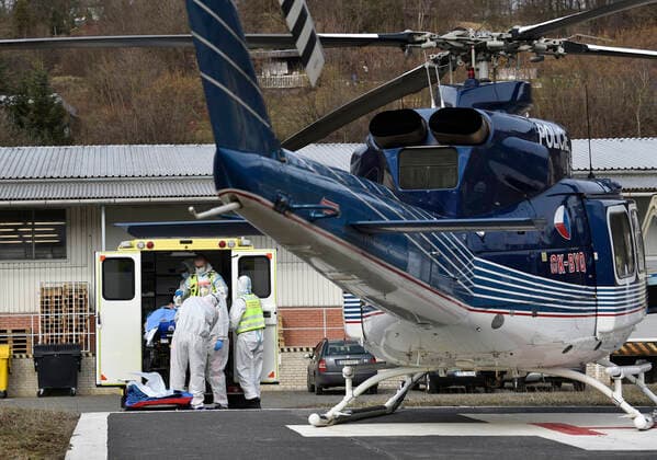 Coronavirus in Tschechien, Krankentransport in Ostrava Paramedics in protective clothing prepare a COVID-19 patient to transport by police helicopter from the Tomas Bata Regional Hospital in Zlin to Ostrava, Czech Republic, March 9, 2021. (CTKxPhoto DaliborxGluck) CTKPhotoP202103090581501  dg 001