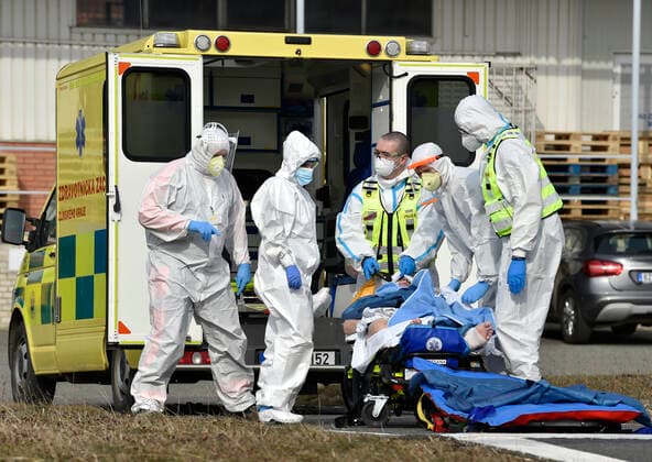 Coronavirus in Tschechien, Krankentransport in Ostrava Paramedics in protective clothing prepare a COVID-19 patient to transport by police helicopter from the Tomas Bata Regional Hospital in Zlin to Ostrava, Czech Republic, March 9, 2021. (CTKxPhoto DaliborxGluck) CTKPhotoP202103090583301  dg 003