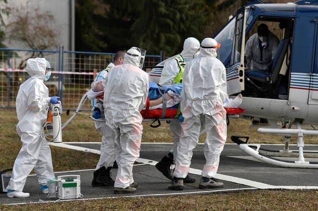 Coronavirus in Tschechien, Krankentransport in Ostrava Paramedics in protective clothing prepare a COVID-19 patient to transport by police helicopter from the Tomas Bata Regional Hospital in Zlin to Ostrava, Czech Republic, March 9, 2021. (CTKxPhoto DaliborxGluck) CTKPhotoP202103090585501  dg 006