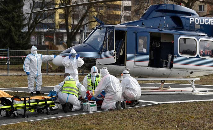 Coronavirus in Tschechien, Krankentransport in Ostrava Paramedics in protective clothing prepare a COVID-19 patient to transport by police helicopter from the Tomas Bata Regional Hospital in Zlin to Ostrava, Czech Republic, March 9, 2021. (CTKxPhoto DaliborxGluck) CTKPhotoP202103090588901  dg 005