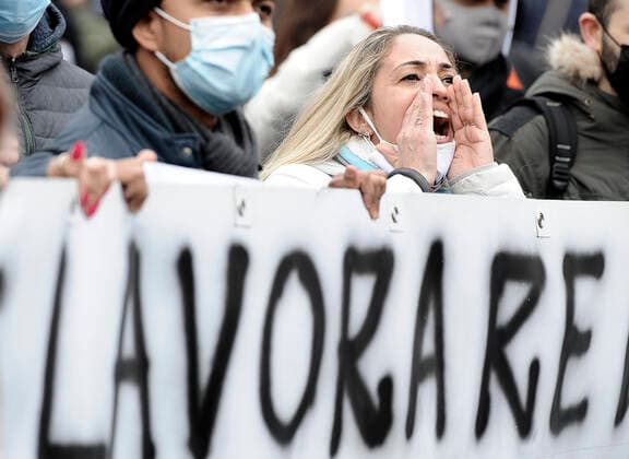 Coronavirus in Italien, Protest von Angestellten im Sport-Sektor in Rom Foto IPP Fabio Cimaglia Roma 09 03 2021 emergenza coronavirus - covid 19 nella foto la manifestazione di protesta dei lavoratori del settore sport - una donna urla sopra la scritta lavorare Roma 09 03 2021 - Manifestazione