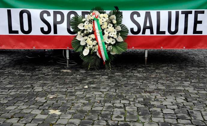 Coronavirus in Italien, Protest von Angestellten im Sport-Sektor in Rom Foto IPP Fabio Cimaglia Roma 09 03 2021 emergenza coronavirus - covid 19 nella foto la manifestazione di protesta dei lavoratori del settore sport - una corona di fiori per indicare la morte dello sport Roma 09 03 2021 - Manifestazione