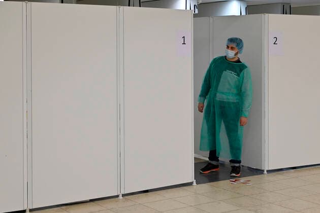 09.03.21, Deutschland, Nordrhein-Westfalen, Essen. Coronaschnelltestzentrum in der Grugahalle Essen. Ab dem 08. Maerz koennen sich Bundesbuerger 1x woechentlich kostenlos auf Corona in einem Schnelltestzentrum testen lassen. Blick auf die Schnelltestkabinen in der Grugahalle Essen. Apotheker, der u.a. die Schnelltest durchfuehrt, wartet auf die naechste freiwillige Testperson vor der Kabine. Corona Schnelltestzentrum Grugahalle Essen