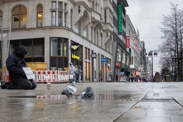 Coronavirus in Niedersachsen, Verlängerung des Lockdown wegen Hochinzidenz in Hannover Niedersachsen, Hannover, lVerlängerung des Corona-Shutdowns. wegen Hochinzidenz, leere Innenstadt von Hannover, gechlossene Geschäfte, Bettler, Tauben,