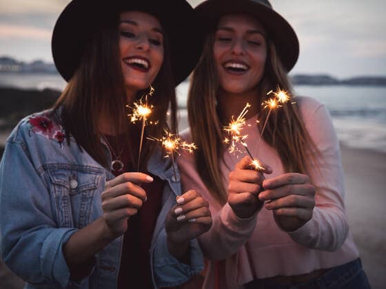 IMAGO Creative: Guten Rutsch IMAGO Creative, Jahreszeit Herbst, Ferien Girls Celebrating friendship on the beach Peniche, Portugal, Leiria District, Portugal CR_ERRE210309-676230-01 ,model released, Symbolfoto