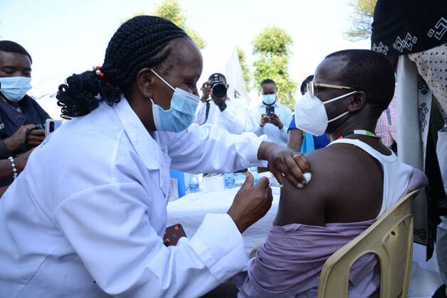 News Bilder des Tages March 9, 2021, Nairobi, Kenya: A healthcare worker administers an Oxford AstraZeneca COVID-19 vaccine to her colleague at Mutuini Hospital in Nairobi. .Kenya on March 3, 2021 received its first batch of 1.02 million doses of Oxford AstraZeneca through global COVAX scheme as part of the 24 million doses the country is expected to import in a couple of months. The vaccine which is currently being distributed to various stations across the country will first be administered to healthcare workers, teachers and people whose immunity is compromised. Nairobi Kenya - ZUMAs197 20210309_zaa_s197_044 Copyright: xDennisxSigwex