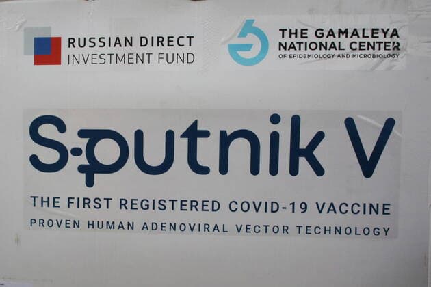 Coronavirus in Tunesien, Ankunft von Sputnik V Impfstoff aus Russland in Tunis January 1, 2000, Tunis, Tunisia: A logo on a container with the vaccines seen during a ceremony to mark the arrival of 30,000 doses of the Sputnik V vaccine shipment at Tunis-Carthage International Airport. Tunis Tunisia - ZUMAs197 20000101_zaa_s197_156 Copyright: xJdidixWassimx