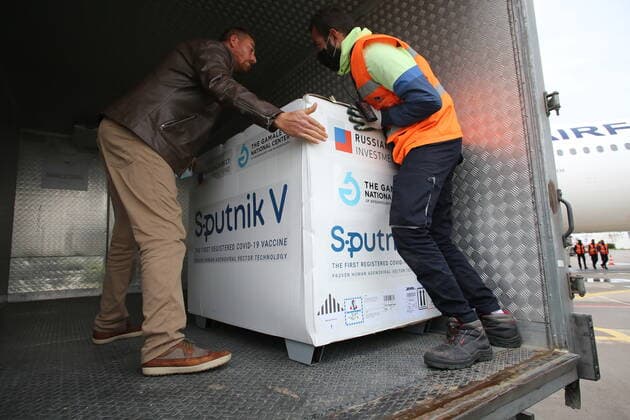 Coronavirus in Tunesien, Ankunft von Sputnik V Impfstoff aus Russland in Tunis January 1, 2000, Tunis, Tunisia: A container with the vaccines being unloaded from a plane during a ceremony to mark the arrival of 30,000 doses of the Sputnik V vaccine shipment at Tunis-Carthage International Airport. Tunis Tunisia - ZUMAs197 20000101_zaa_s197_159 Copyright: xJdidixWassimx