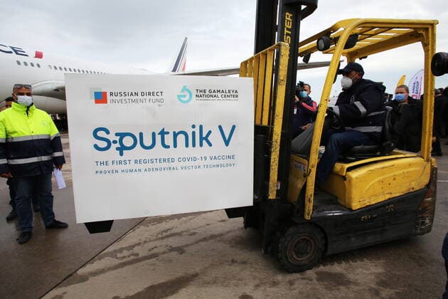Coronavirus in Tunesien, Ankunft von Sputnik V Impfstoff aus Russland in Tunis January 1, 2000, Tunis, Tunisia: A forklift carrying a container with the vaccines during a ceremony to mark the arrival of 30,000 doses of the Sputnik V vaccine shipment at Tunis-Carthage International Airport. Tunis Tunisia - ZUMAs197 20000101_zaa_s197_160 Copyright: xJdidixWassimx
