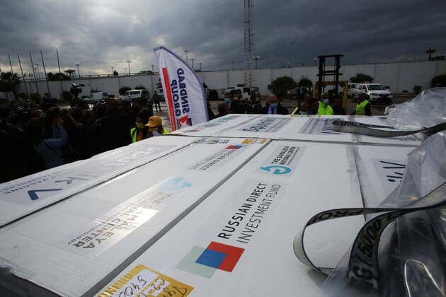 Coronavirus in Tunesien, Ankunft von Sputnik V Impfstoff aus Russland in Tunis May 31, 2020, Tunis, Tunisia: A container with the vaccines is being unloaded from a plane during a ceremony to mark the arrival of 30,000 doses of the Sputnik V vaccine shipment at Tunis-Carthage International Airport. Tunis Tunisia - ZUMAs197 20200531_zaa_s197_322 Copyright: xJdidixWassimx