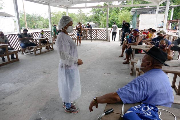 MANAUS, AM - 09.03.2021: VACINAÇÃO COMUNIDADE RIBEIRINHA AM - Elderly people are vaccinated against Covid-19, in the riverside community Agrícola Amazonino Mendes, in the Tupé Sustainable Development Reserve, 7 kilometers from Manaus, by river, this Tuesday morning (9). In the photo, the nursing technician, Janete da Silva, talks to the elderly before the vaccination starts. x2040807x  SandroxPereira