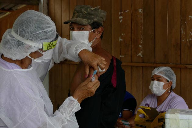 MANAUS, AM - 09.03.2021: VACINAÇÃO COMUNIDADE RIBEIRINHA AM - Elderly people are vaccinated against Covid-19, in the riverside community Agrícola Amazonino Mendes, in the Tupé Sustainable Development Reserve, 7 kilometers from Manaus, by river, this Tuesday morning (9). In the photo, the elderly Maurício Alves Marquez, 65, is vaccinated with a dose of the Oxford AstraZeneca immunizer. x2040808x  SandroxPereira