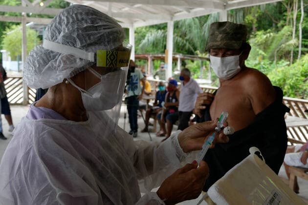 MANAUS, AM - 09.03.2021: VACINAÇÃO COMUNIDADE RIBEIRINHA AM - Elderly people are vaccinated against Covid-19, in the riverside community Agrícola Amazonino Mendes, in the Tupé Sustainable Development Reserve, 7 kilometers from Manaus, by river, this Tuesday morning (9). In the photo, the nursing technician, Janete da Silva, prepares a dose of the Oxford AstraZeneca vaccine. x2040809x  SandroxPereira