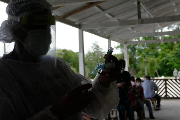 MANAUS, AM - 09.03.2021: VACINAÇÃO COMUNIDADE RIBEIRINHA AM - Elderly people are vaccinated against Covid-19, in the riverside community Agrícola Amazonino Mendes, in the Tupé Sustainable Development Reserve, 7 kilometers from Manaus, by river, this Tuesday morning (9). In the photo, the nursing technician, Janete da Silva, prepares a dose of the Oxford AstraZeneca vaccine. x2040810x  SandroxPereira