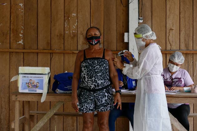 MANAUS, AM - 09.03.2021: VACINAÇÃO COMUNIDADE RIBEIRINHA AM - Elderly people are vaccinated against Covid-19, in the riverside community Agrícola Amazonino Mendes, in the Tupé Sustainable Development Reserve, 7 kilometers from Manaus, by river, this Tuesday morning (9). x2040812x  SandroxPereira
