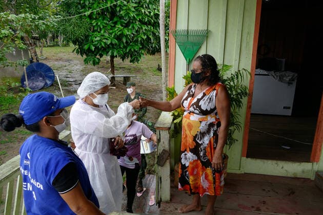 MANAUS, AM - 09.03.2021: VACINAÇÃO COMUNIDADE RIBEIRINHA AM - Elderly people are vaccinated against Covid-19, in the riverside community Agrícola Amazonino Mendes, in the Tupé Sustainable Development Reserve, 7 kilometers from Manaus, by river, this Tuesday morning (9). In the photo, the health team arrives at the house of the riverside Verenildes Souza da Silva, 63 years old. x2040814x  SandroxPereira