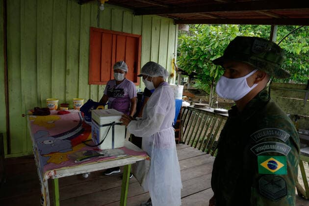 MANAUS, AM - 09.03.2021: VACINAÇÃO COMUNIDADE RIBEIRINHA AM - Elderly people are vaccinated against Covid-19, in the riverside community Agrícola Amazonino Mendes, in the Tupé Sustainable Development Reserve, 7 kilometers from Manaus, by river, this Tuesday morning (9). x2040816x  SandroxPereira