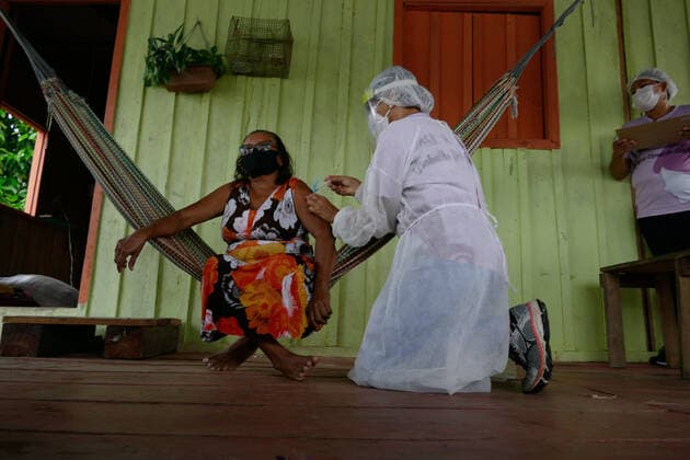 News Bilder des Tages MANAUS, AM - 09.03.2021: VACINAÇÃO COMUNIDADE RIBEIRINHA AM - Elderly people are vaccinated against Covid-19, in the riverside community Agrícola Amazonino Mendes, in the Tupé Sustainable Development Reserve, 7 kilometers from Manaus, by river, this Tuesday morning (9). In the photo, riverside Verenildes Souza da Silva, 63, is vaccinated with the Oxford AstraZeneca immunizer x2040817x  SandroxPereira