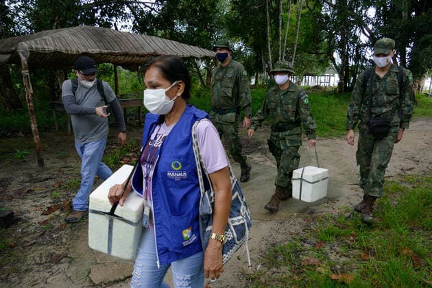 MANAUS, AM - 09.03.2021: VACINAÇÃO COMUNIDADE RIBEIRINHA AM - Elderly people are vaccinated against Covid-19, in the riverside community Agrícola Amazonino Mendes, in the Tupé Sustainable Development Reserve, 7 kilometers from Manaus, by river, this Tuesday morning (9). In the photo, arrival of the health team in the community. x2040819x  SandroxPereira