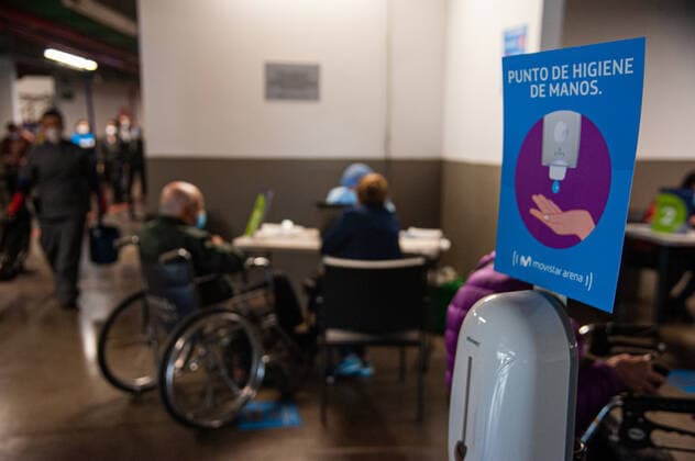 Coronavirus in Kolumbien, Impfungen in Bogota Elders over the age of 80 receive information before receiving the first shot of the novel coronavirus vaccine CoronaVac manufactured by Sinovac. In Bogota, Colombia on March 9, 2021 after Colombia started vaccination to elder citizens over 80 with the Sinovac, CoronaVac Vaccine against the novel Coronavirus Pandemic. Bogota Movistar Arena Cundinamarca Colombia Copyright: xChepaxBeltranx CHE_ELDERVAC_20210309007