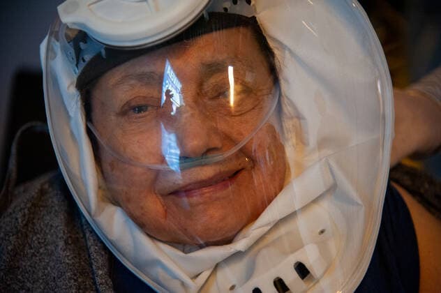 Coronavirus in Kolumbien, Impfungen in Bogota An elder women over the age of 80 wearing a protective respirator against the novel Coronavirus disease transmission prepares to receive the novel Coronavirus vaccine CoronaVac manufactured by Sinovac. In Bogota, Colombia on March 9, 2021 after Colombia started vaccination to elder citizens over 80 with the Sinovac, CoronaVac Vaccine against the novel Coronavirus Pandemic. Bogota Movistar Arena Cundinamarca Colombia Copyright: xChepaxBeltranx CHE_ELDERVAC_20210309032