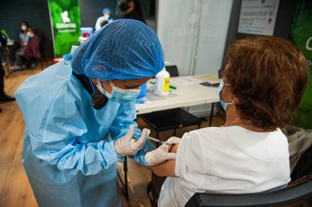 Coronavirus in Kolumbien, Impfungen in Bogota A vaccination team member administratesthe first shot of the novel Coronavirus vaccine CoronaVac manufactured by Sinovac to be applied as a first shot to an elder citizen over the age of 80 In Bogota, Colombia on March 9, 2021 after Colombia started vaccination to elder citizens over 80 with the Sinovac, CoronaVac Vaccine against the novel Coronavirus Pandemic. Bogota Movistar Arena Cundinamarca Colombia Copyright: xChepaxBeltranx CHE_ELDERVAC_20210309017