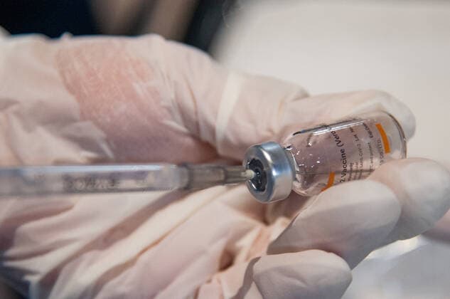 Coronavirus in Kolumbien, Impfungen in Bogota A vaccination team member prepares the novel Coronavirus vaccine CoronaVac manufactured by Sinovac to be applied as a first shot to an elder citizen over the age of 80 In Bogota, Colombia on March 9, 2021 after Colombia started vaccination to elder citizens over 80 with the Sinovac, CoronaVac Vaccine against the novel Coronavirus Pandemic. Bogota Movistar Arena Cundinamarca Colombia Copyright: xChepaxBeltranx CHE_ELDERVAC_20210309021