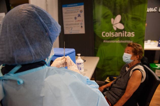 Coronavirus in Kolumbien, Impfungen in Bogota A vaccination team member prepares the novel Coronavirus vaccine CoronaVac manufactured by Sinovac to be applied as a first shot to an elder citizen over the age of 80 In Bogota, Colombia on March 9, 2021 after Colombia started vaccination to elder citizens over 80 with the Sinovac, CoronaVac Vaccine against the novel Coronavirus Pandemic. Bogota Movistar Arena Cundinamarca Colombia Copyright: xChepaxBeltranx CHE_ELDERVAC_20210309022