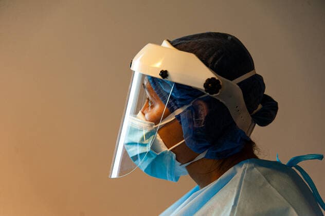 Coronavirus in Kolumbien, Impfungen in Bogota Vaccination team health workers use protective face masks, face shields and surgical gloves and suits to prevent the spread of the novel Coronavirus pandemic during the vaccination to elders over 80In Bogota, Colombia on March 9, 2021 after Colombia started vaccination to elder citizens over 80 with the Sinovac, CoronaVac Vaccine against the novel Coronavirus Pandemic. Bogota Movistar Arena Cundinamarca Colombia Copyright: xChepaxBeltranx CHE_ELDERVAC_20210309024