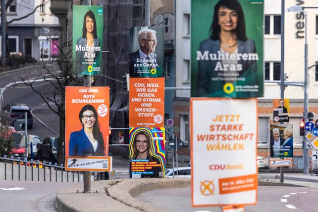 LTW BW 2021. Wahlplakate der Partei Die Grünen mit Spitzenkandidat und Ministerpräsident Winfried Kretschmann. 09.03.2021: Deutschland, Baden-Württemberg, Stuttgart.