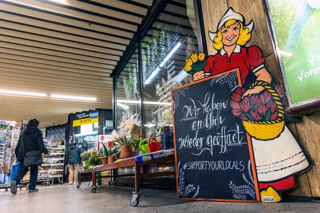 Supportyourlocals. Werbeaufsteller in einem Blumengeschäft in Stuttgart. 09.03.2021: Deutschland, Baden-Württemberg, Stuttgart.