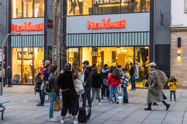 Shopping in Zeiten von Corona. New Yorker in der Stuttgarter Fußgängerzone Königstraße. 09.03.2021: Deutschland, Baden-Württemberg, Stuttgart.