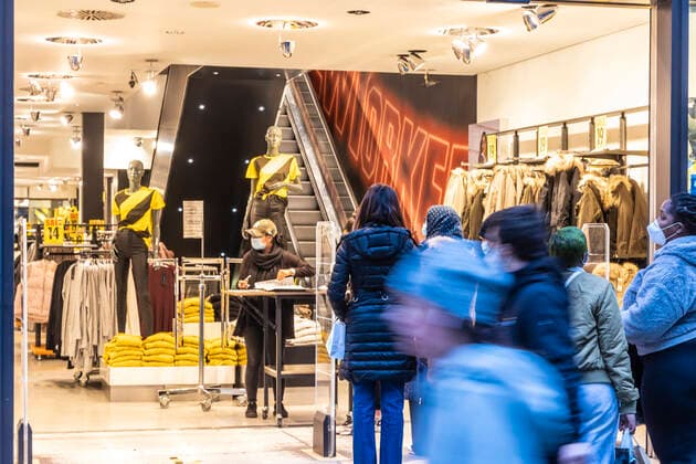 Shopping in Zeiten von Corona. New Yorker in der Stuttgarter Fußgängerzone Königstraße. 09.03.2021: Deutschland, Baden-Württemberg, Stuttgart.