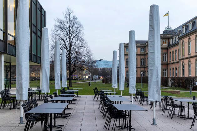 Landtagsgebäude Baden-Württenberg mit Restaurant Plenum. Geschlossen wegen Corona. Rechts das Neue Schloss. 09.03.2021: Deutschland, Baden-Württemberg, Stuttgart.