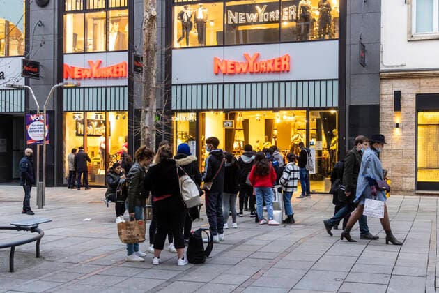 Shopping in Zeiten von Corona. New Yorker in der Stuttgarter Fußgängerzone Königstraße. 09.03.2021: Deutschland, Baden-Württemberg, Stuttgart.