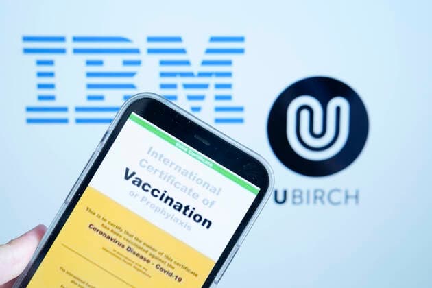 Symbolbild Digitaler Impfpass IBM und Urbich Aktuell, 10.03.2021, Symbolfoto der Entwicklung eines deutschen Digitalen Impfpass von IBM und Urbich. Beide Unternehmen haben die Ausschreibung der Bundesregierung gewonnen zur Entwicklung eines digitalisierten Impfpass fuer mobile Geräte wie Handy und Tablets. Deutschland